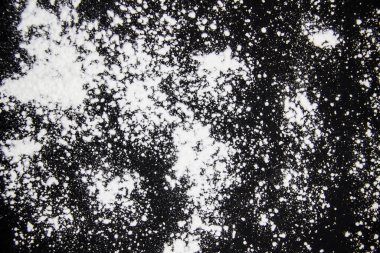 Üzerinde beyaz toz olan siyah arkaplan. Siyah arka planda bir tehlike Kokaini