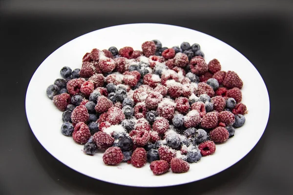 Berry Mix Sugar Frozen Raspberries Blueberries White Plate Frozen Berries — Stock Photo, Image