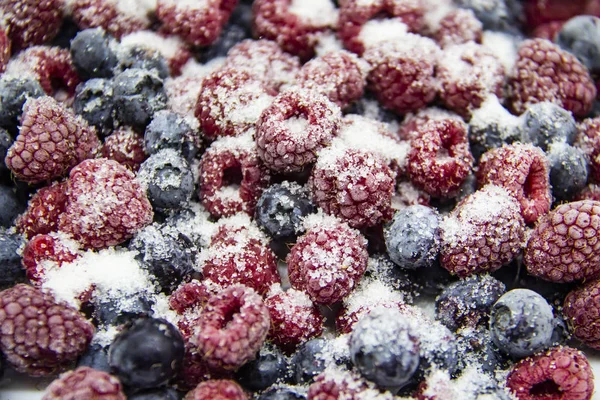 一种由冰冻的覆盆子和蓝莓混合而成的浆果糖 一个糖霜伯里斯 一个甜的背景与冰冻的覆盆子和蓝莓 后面是甜甜 贝里斯一个厚重的浆果 — 图库照片