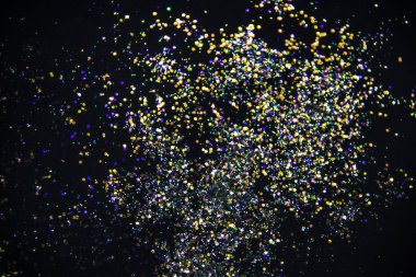 Siyah arka planda renkli bir parıltı. Arka planda dekoratif renkli çemberler