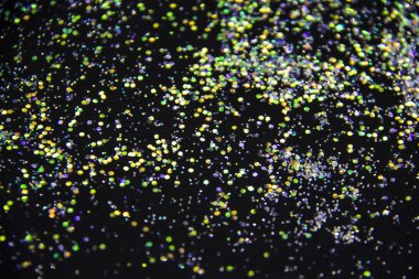 Siyah arka planda renkli bir parıltı. Arka planda dekoratif renkli çemberler