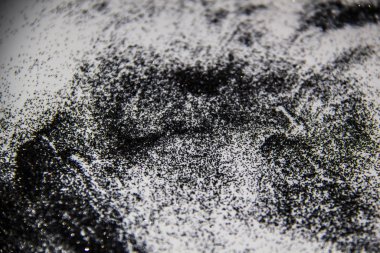 Beyaz arka planda siyah bir parıltı