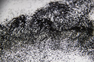 Beyaz arka planda siyah bir parıltı