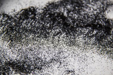 Beyaz arka planda siyah bir parıltı