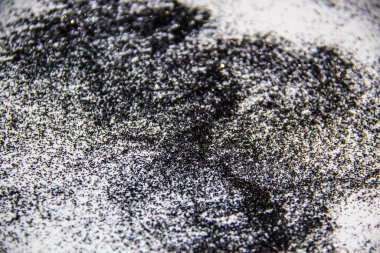 Beyaz arka planda siyah bir parıltı