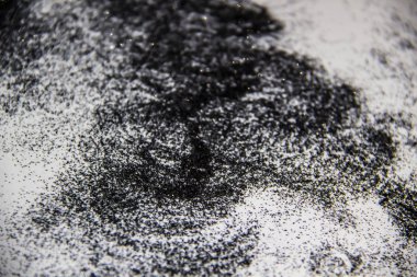 Beyaz arka planda siyah bir parıltı