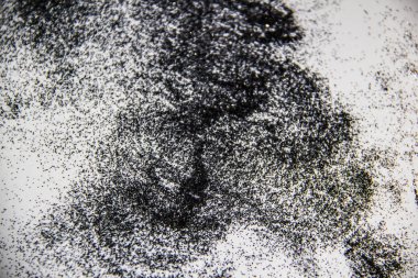 Beyaz arka planda siyah bir parıltı