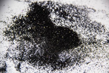 Beyaz arka planda siyah bir parıltı