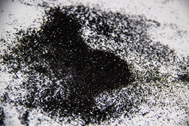 Beyaz arka planda siyah bir parıltı