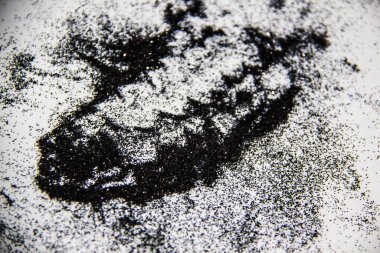 Beyaz arka planda siyah bir parıltı