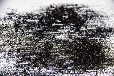 Beyaz arka planda siyah bir parıltı