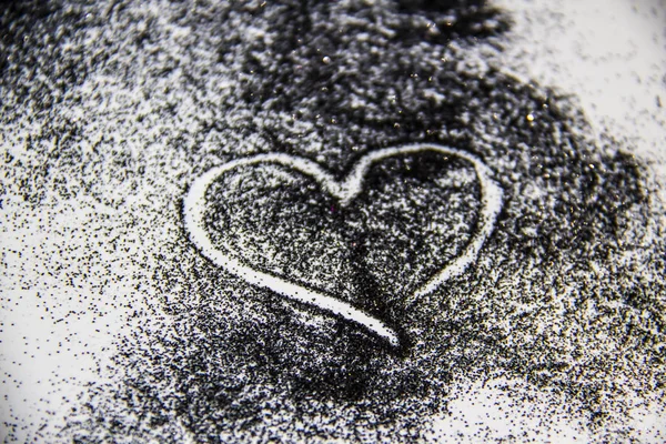 Černý Třpyt Bílém Pozadí Srdce Namalované Černém Písku — Stock fotografie