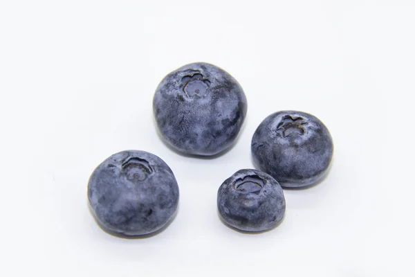 白色背景的新鲜蓝莓 四个蓝莓的组成成分 是有机的和健康的 充满维生素的浆果 — 图库照片