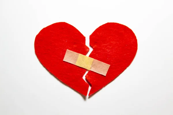 Kırık Bir Kalp Yara Bandıyla Yapıştırılmış Keçeden Bir Kalp Parçalanmış — Stok fotoğraf