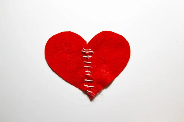 Έραψε Μια Ραγισμένη Καρδιά Μια Κλωστή Κόκκινη Καρδιά Από Τσόχα — Φωτογραφία Αρχείου