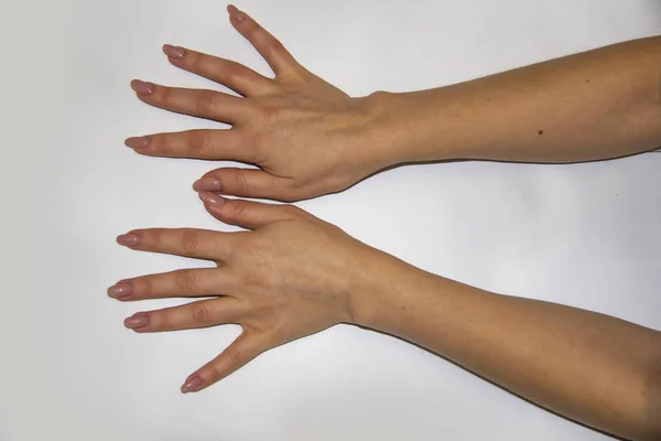 Composición Las Manos Femeninas Que Muestra Las Uñas Por Fondo — Foto de Stock