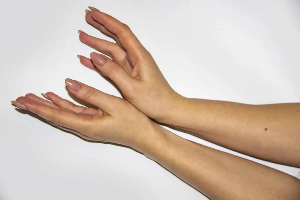 ライトな背景を持ちたい女性の手の構成 女性の手で何かをキャッチしようとします 女性の手でコンセプト — ストック写真