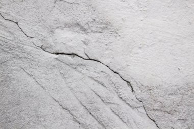 Endüstriyel binada çatlağı olan beton beton duvarlı bileşim tasarım ve doku arka planınız için iyi olacaktır.