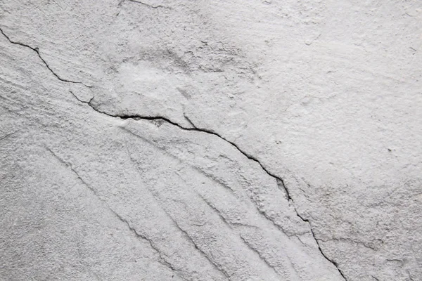 Endüstriyel binada çatlağı olan beton beton duvarlı bileşim tasarım ve doku arka planınız için iyi olacaktır.