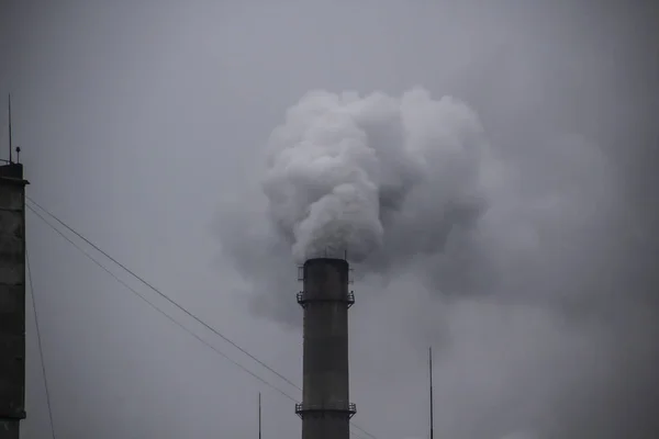 Tubo Humo Industrial Contra Cielo Gris Mezcla Humo Chimenea Industrial — Foto de Stock