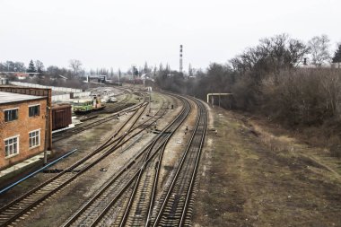 Ukrayna 'nın Sumy şehrindeki tren rayları Bulutlu kış gününde.