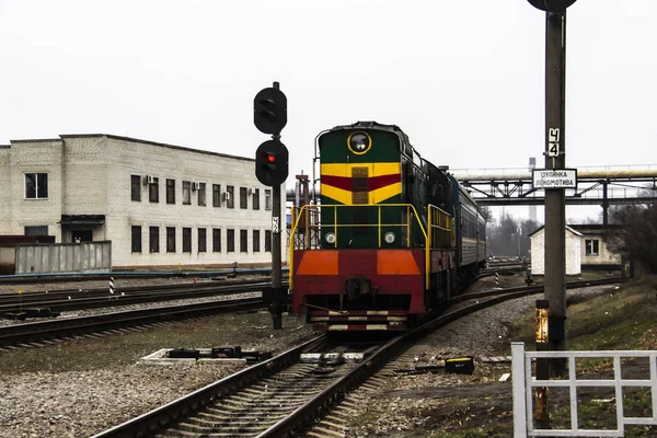 Města Přijíždí Ukrajinský Vlak Kolejích Část Jízdy Vlakem Staré Zelené — Stock fotografie