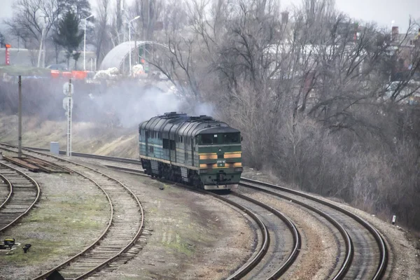 Města Přijíždí Ukrajinský Vlak Kolejích Část Jízdy Vlakem Staré Zelené — Stock fotografie