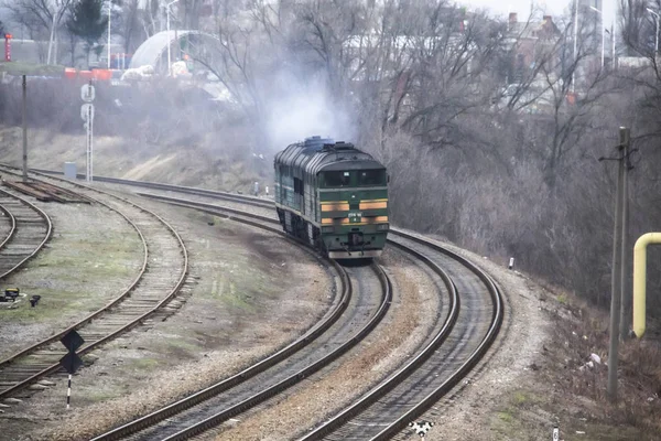 Města Přijíždí Ukrajinský Vlak Kolejích Část Jízdy Vlakem Staré Zelené — Stock fotografie