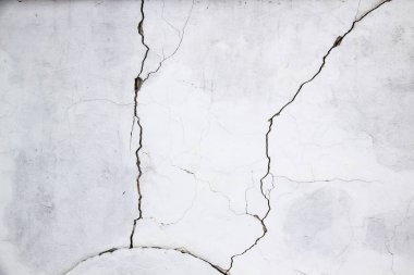 Endüstriyel binada çatlağı olan beton beton duvarlı bir bileşim tasarım ve doku arka planınız için iyi olacaktır. Arka plan için eski grunge çatlak duvar