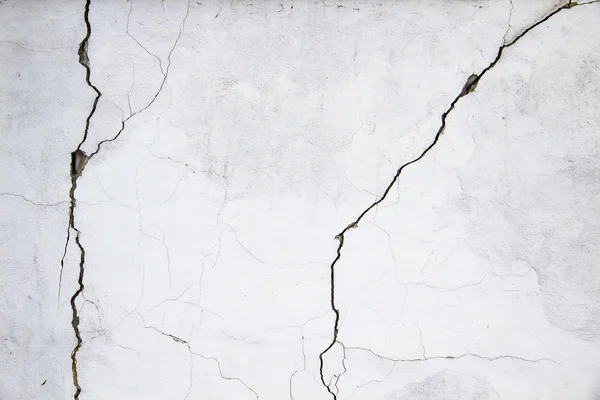 Endüstriyel binada çatlağı olan beton beton duvarlı bir bileşim tasarım ve doku arka planınız için iyi olacaktır. Arka plan için eski grunge çatlak duvar