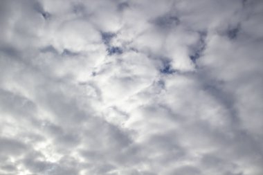 Gökyüzündeki güneş ışığıyla güzel bir bulut. Bulutların dokusuna sahip bir arkaplan