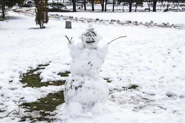 Pupazzo Neve Sporco Nel Parco Nella Fredda Giornata Innevata Terribile — Foto Stock