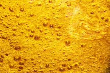 Soyut ve dokulu altın bir boya sanatı. Sıvı altın çizim ve zengin doku şablonu.