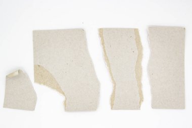 Beyaz arka planda parçalanmış karton parçaları. Element tasarımda kullanılabilir