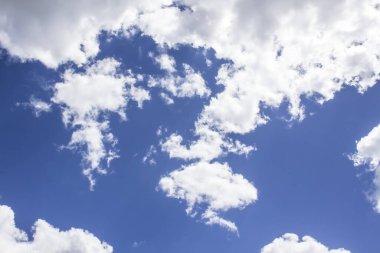 Mavi gökyüzünde bulut. Mavi arka planda güzel bir bulut. Gökyüzünde güzel bulut deseni.