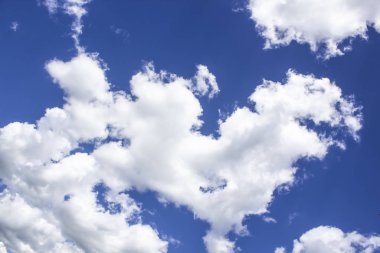 Mavi gökyüzünde bulut. Mavi arka planda güzel bir bulut. Gökyüzünde güzel bulut deseni.