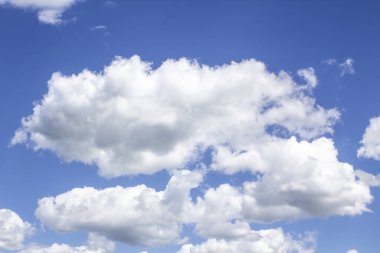 Mavi gökyüzünde bulut. Mavi arka planda güzel bir bulut. Gökyüzünde güzel bulut deseni.