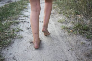 Kumda yürüyen kirli bacaklı küçük bir kızın tasarımı için harika bir kompozisyon..