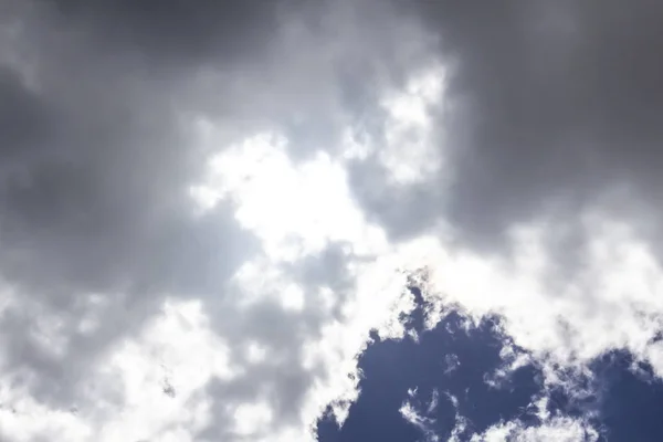 太陽の光が差し込む青空 青い空に神の光と雲 青空を背景にした美しい雲 空の美しい雲のパターン — ストック写真