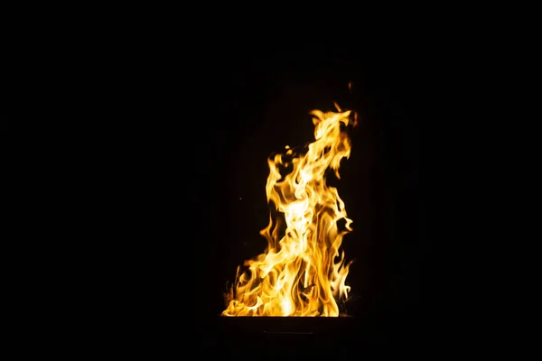 Gevaar Vuur Een Donkere Achtergrond Achtergrond Van Het Vuur Brand — Stockfoto