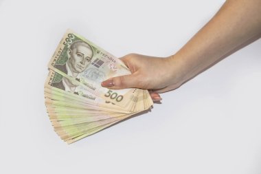 Ukrayna parası bir kadının elinde. Hryvnia 500. 500 Hryvnia 'lık Ukrayna banknotları. Birkaç Ukrayna Hryvnia banknotu.