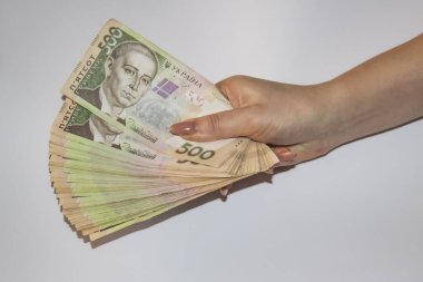 Ukrayna parası bir kadının elinde. Hryvnia 500. 500 Hryvnia 'lık Ukrayna banknotları. Birkaç Ukrayna Hryvnia banknotu.