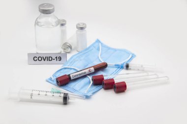 Coronavirus kan testi konsepti. Laboratuvar masası üzerinde Coronavirus pozitif kan olan test tüpleri. Covid-19 kavramı tasarımda kullanılabilir