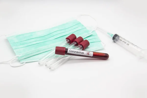 Koncepcja Badania Krwi Koronawirusa Rurki Testowe Dodatnią Krwią Koronawirusa Nad — Zdjęcie stockowe