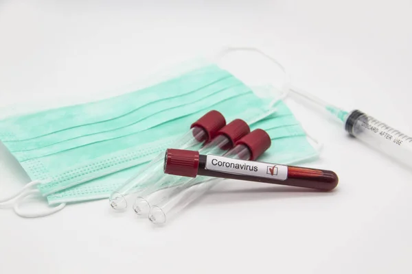 Koncepcja Badania Krwi Koronawirusa Rurki Testowe Dodatnią Krwią Koronawirusa Nad — Zdjęcie stockowe