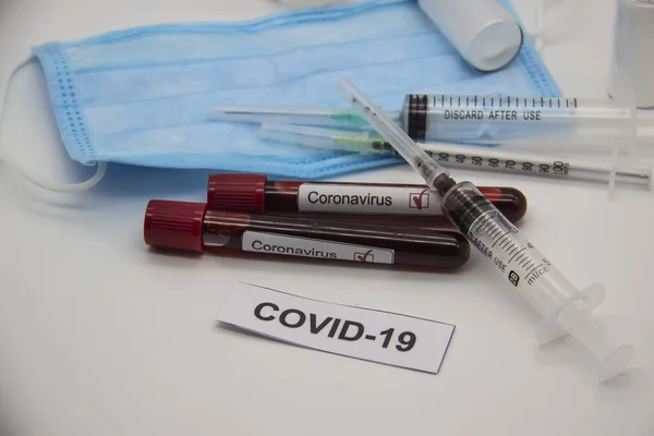 Coronavirus Kan Testi Konsepti Laboratuvar Masası Üzerinde Coronavirus Pozitif Kan — Stok fotoğraf