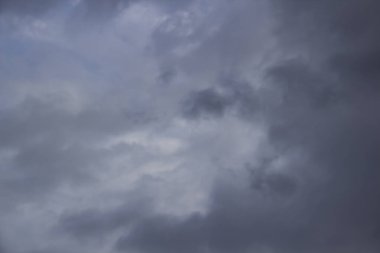 Mavi gökyüzünde bulut. Mavi arka planda güzel bir bulut. Gökyüzünde güzel bulut deseni.