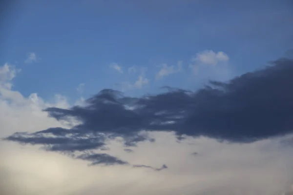 青空に雲 青空を背景にした美しい雲 空の美しい雲のパターン — ストック写真