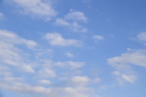 青空に雲 青空を背景にした美しい雲 空の美しい雲のパターン — ストック写真