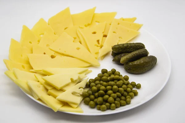 白い背景に切り分けたチーズとキュウリと緑のエンドウ豆と美しいプレート 昼食のための非常に健康的でおいしい食事で食事をする — ストック写真